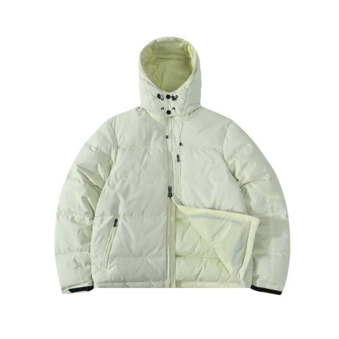 P660 #R54 Ralph Lauren/Ralph Lauren hooded down jacket (top quality, feel free to compare), using imported Barudan embroidery machine, carefully crafted with thousands of needles electric embroidery technology. Imported No. 7 needles and special embroidery thread ensure that every letter of the polo logo is full, three-dimensional and clear, creating the "most expensive embroidery logo" that can be called a work of art. Top-notch velvet core, luxurious warmth. Filled with national standard 80% high-quality white duck down, bringing excellent thermal insulation performance. At the same time, it is lightweight and can quickly regain its fluffiness after compression, bringing you a warm embrace without burden and resisting the harsh winter. Technical fabrics, no fear of wind and snow •Long-lasting fluffy and shape-retaining: High-quality filling ensures that the down jacket is not easy to stiffen and keeps you warm for a long time. •Strict anti-velvet technology: Using 400T gall fabric with pinhole retraction technology, it fundamentally eliminates the phenomenon of velvet leakage and makes wearing more secure. •All-round protective experience: Windproof and waterproof matte fabric, combined with an adjustable hem with a built-in drawstring buckle, can effectively lock in temperature and cold, and cope with changeable weather. Perfect details, creating a classic •Original electroplated YK zipper, smooth and durable, with brand texture highlighted in every detail. •Detachable hood design, one garment can be worn multiple times to meet different occasions and outfit needs. •Original hangtag and washed label, quality guaranteed. Five colors come together for couples to enjoy together: black is cool, beige is gentle, navy is calm, khaki is retro, and green is fresh. Available in five colors, the same style for men and women, it can be worn perfectly as a couple's outfit or a personalized item, becoming an indispensable fashion equipment on the streets in winter. Color: black, khaki, navy blue, army green, beige Size: S M L 66 67
